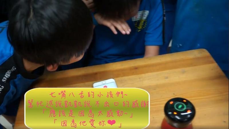 媽媽我愛您！老師上課「要學生打電話回家」　哭到說不出話「其他人幫忙告白」感動上萬網友 