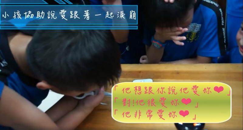 媽媽我愛您！老師上課「要學生打電話回家」　哭到說不出話「其他人幫忙告白」感動上萬網友 