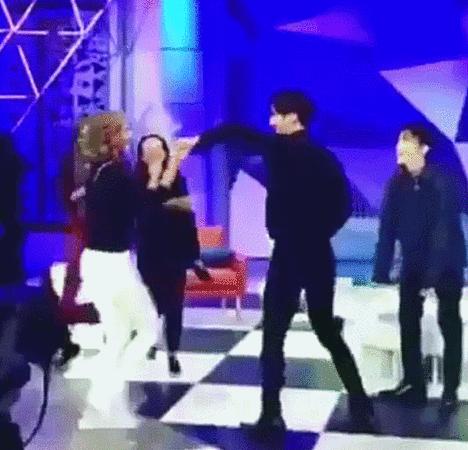 SJ上墨西哥節目成員被女主持人強吻，粉絲不滿認為是性騷擾！ 