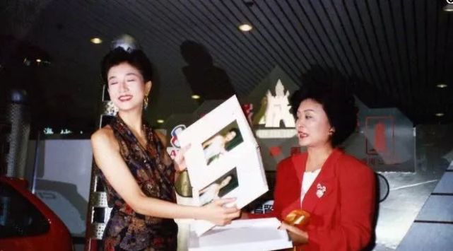 吳綺莉2 8 年前舊照曝光，楚楚動人與現在判若兩人，曾經的美艷卻比不上林鳳嬌這兩點！