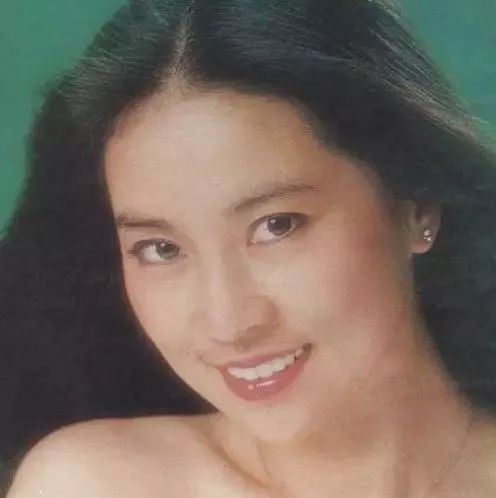 吳綺莉2 8 年前舊照曝光，楚楚動人與現在判若兩人，曾經的美艷卻比不上林鳳嬌這兩點！
