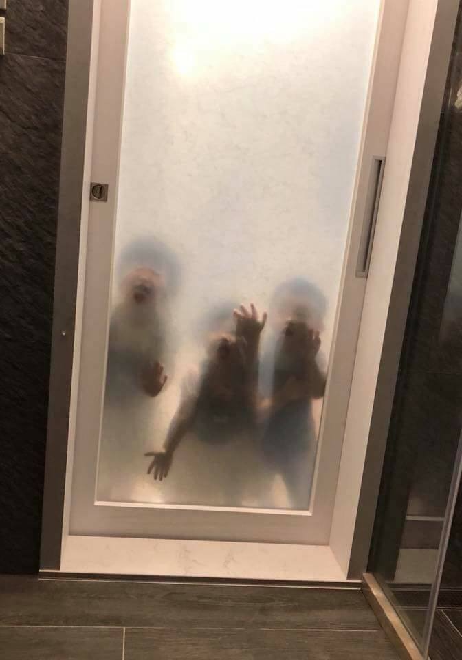 幼兒版《陰屍路》？！媽媽上廁所方便，往浴室門一看…瞬間哭笑不得！網友感嘆：「母愛真偉大！」 