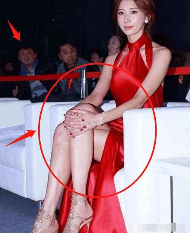 林志玲短裙出席活動，坐下露出這東西，網友:好挺，言承旭後悔了！