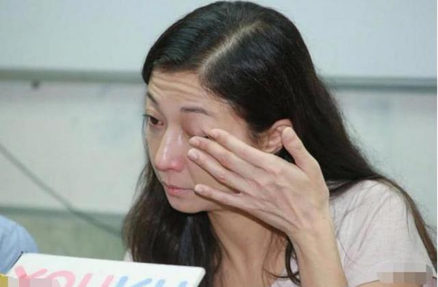 成龍不願幫吳綺莉，並不是他無情無義不負責任，只因「17年前這件事」把成龍傷得太深！