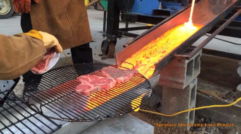 ㄎㄧㄤ到笑！這群人用超高溫「岩漿」烤肉下場卻超囧...:都說不要玩食物