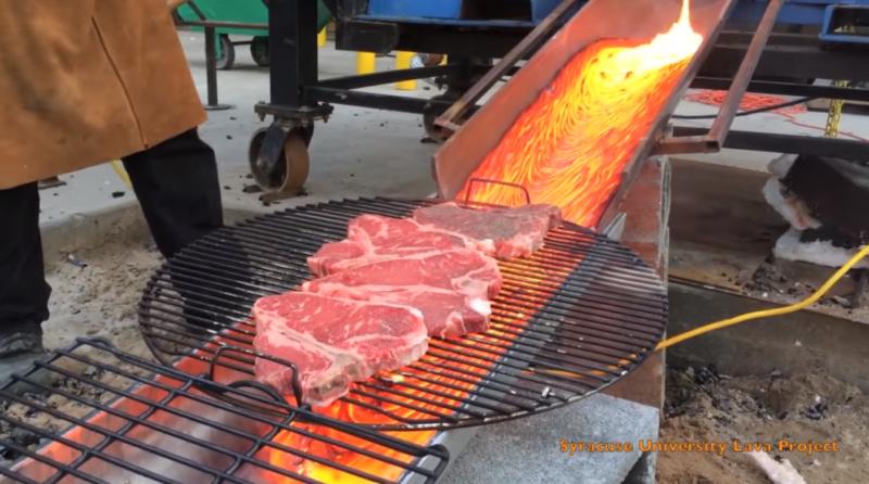 ㄎㄧㄤ到笑！這群人用超高溫「岩漿」烤肉下場卻超囧...:都說不要玩食物