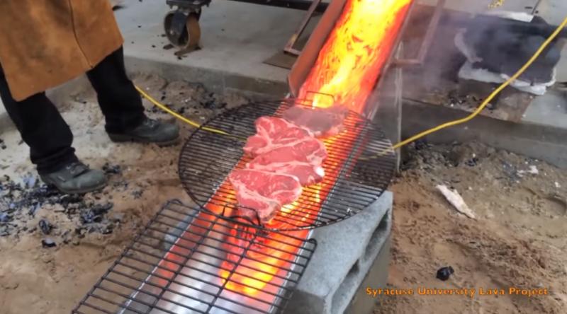 ㄎㄧㄤ到笑！這群人用超高溫「岩漿」烤肉下場卻超囧...:都說不要玩食物