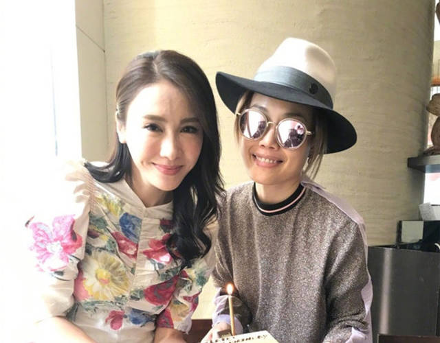 她拋開世俗眼光嫁給殘疾丈夫生了3個女兒，如今46歲依然燦若玫瑰!