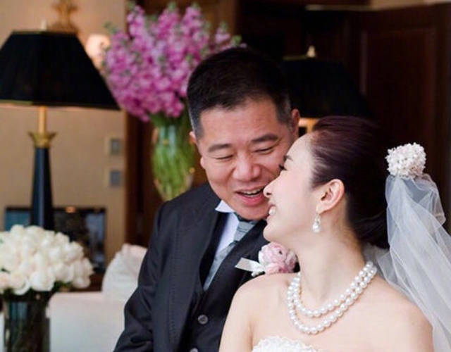 她拋開世俗眼光嫁給殘疾丈夫生了3個女兒，如今46歲依然燦若玫瑰!