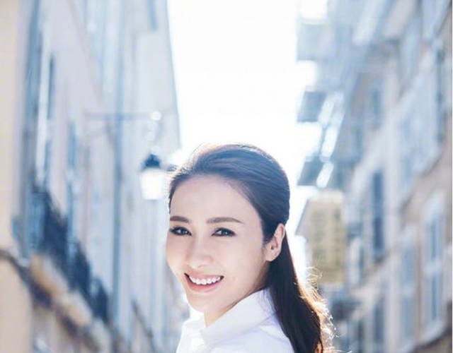 她拋開世俗眼光嫁給殘疾丈夫生了3個女兒，如今46歲依然燦若玫瑰!