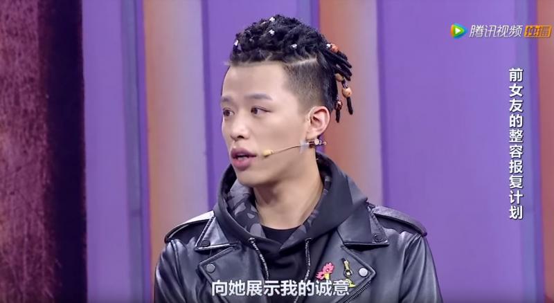 渣男瞞著女友告白混血女神，女神突然大哭「拿出舊照片公開身分」全場瞬間凝結！