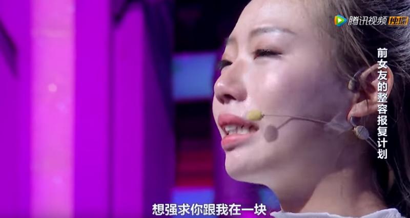 渣男瞞著女友告白混血女神，女神突然大哭「拿出舊照片公開身分」全場瞬間凝結！
