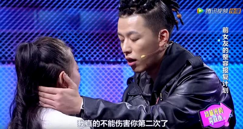 渣男瞞著女友告白混血女神，女神突然大哭「拿出舊照片公開身分」全場瞬間凝結！
