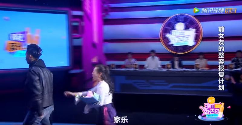 渣男瞞著女友告白混血女神，女神突然大哭「拿出舊照片公開身分」全場瞬間凝結！