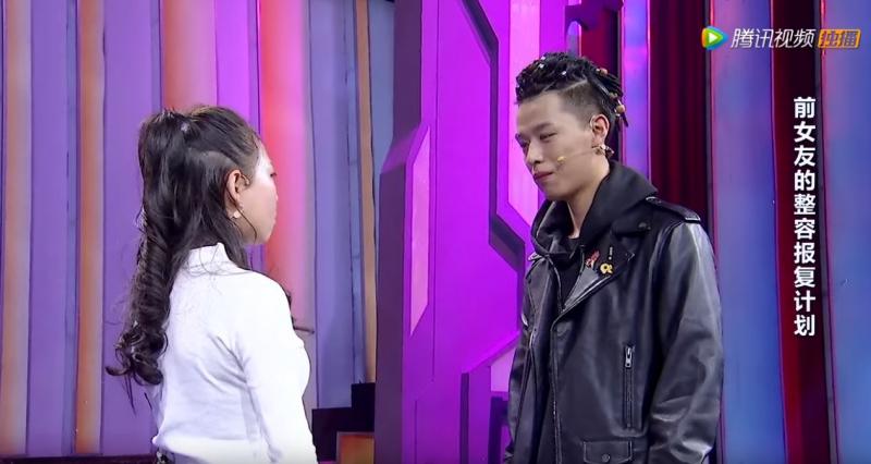 渣男瞞著女友告白混血女神，女神突然大哭「拿出舊照片公開身分」全場瞬間凝結！