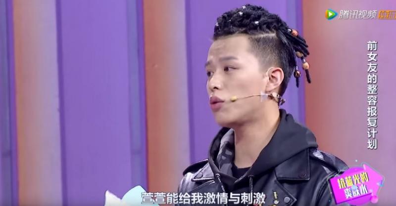 渣男瞞著女友告白混血女神，女神突然大哭「拿出舊照片公開身分」全場瞬間凝結！