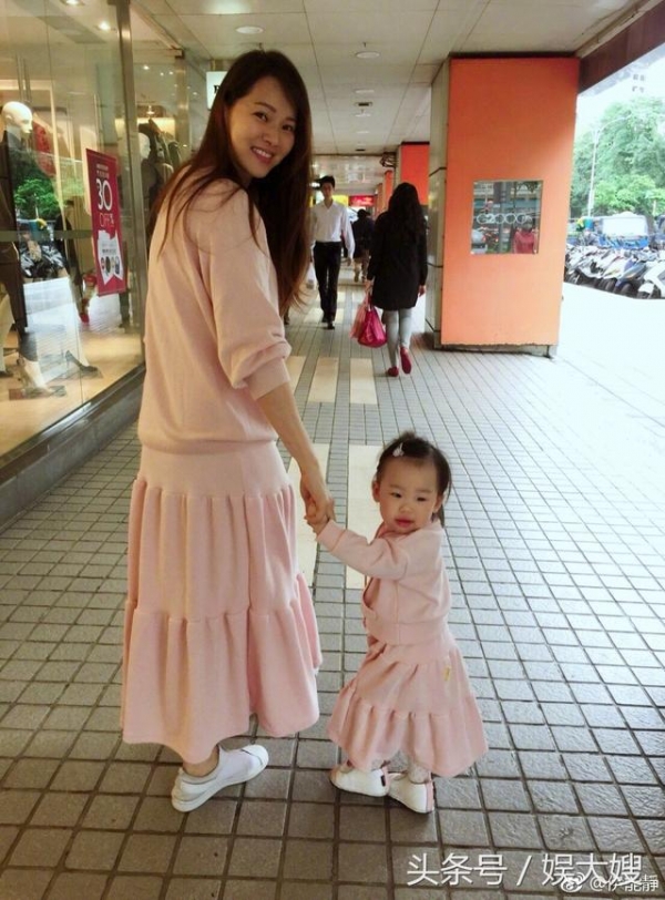 伊能靜兒子正面照終於曝光，再看女兒照片真的嚇死，網友：兩個爸爸基因太強大！ 