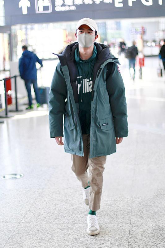 他是楊冪的初戀男友，因拍戲毀容遭楊冪拋棄！今復出卻被網友大罵：「醜得嚇人！」「趕緊死！」 
