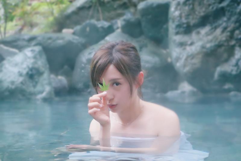 龔嘉欣很美啊！ 泡溫泉照甜死人