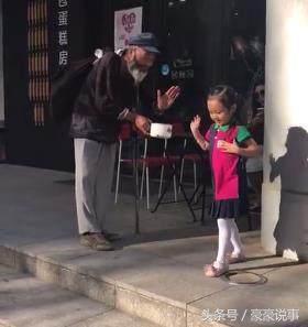 明星遇到乞丐的態度，張柏芝很貼心，趙薇卻視若無睹，他竟還不如甜馨 