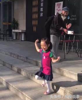 明星遇到乞丐的態度，張柏芝很貼心，趙薇卻視若無睹，他竟還不如甜馨 