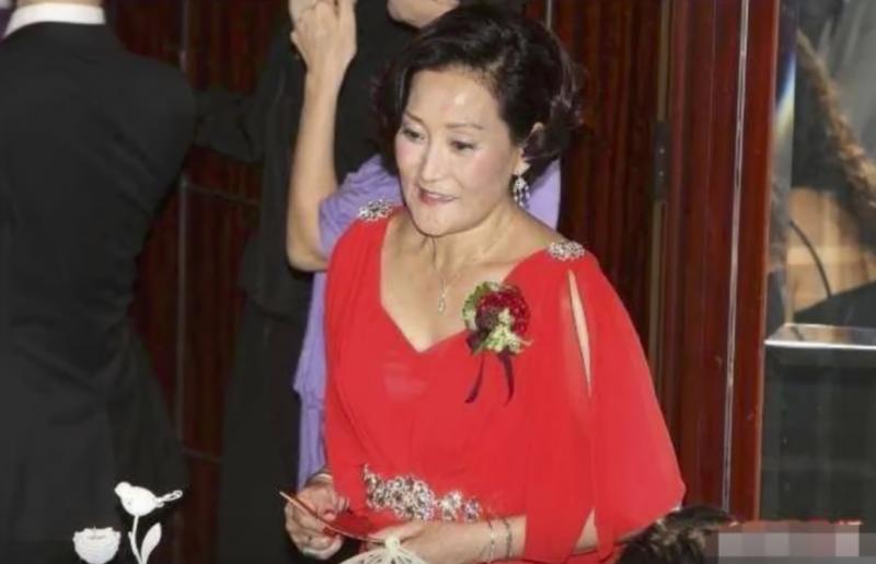曾志偉當年和寳媽離婚後再娶，如今共有4名子女！當小兒子的照片曝光後，網友直呼：「根本是爸爸翻版！」 