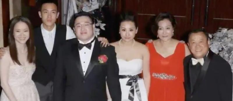 曾志偉當年和寳媽離婚後再娶，如今共有4名子女！當小兒子的照片曝光後，網友直呼：「根本是爸爸翻版！」 