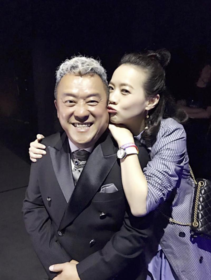 曾志偉當年和寳媽離婚後再娶，如今共有4名子女！當小兒子的照片曝光後，網友直呼：「根本是爸爸翻版！」 