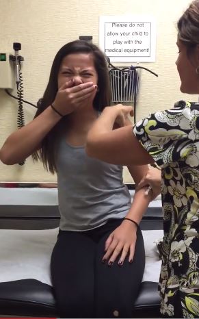 當年「9歲女孩打針浮誇反應」破700萬點閱爆紅全球！當長大後的她再次坐上打針台.... 