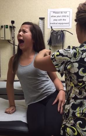 當年「9歲女孩打針浮誇反應」破700萬點閱爆紅全球！當長大後的她再次坐上打針台.... 
