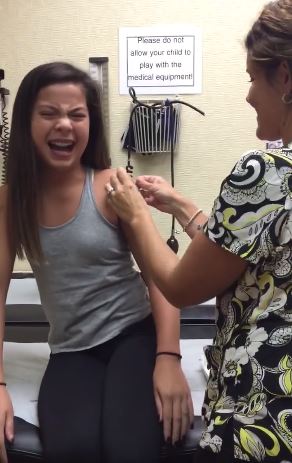 當年「9歲女孩打針浮誇反應」破700萬點閱爆紅全球！當長大後的她再次坐上打針台.... 