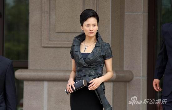 男子開豪車亂停還看不起清潔工老人，路過女子看到後說句話，讓他愣在當場痛哭失聲！ 