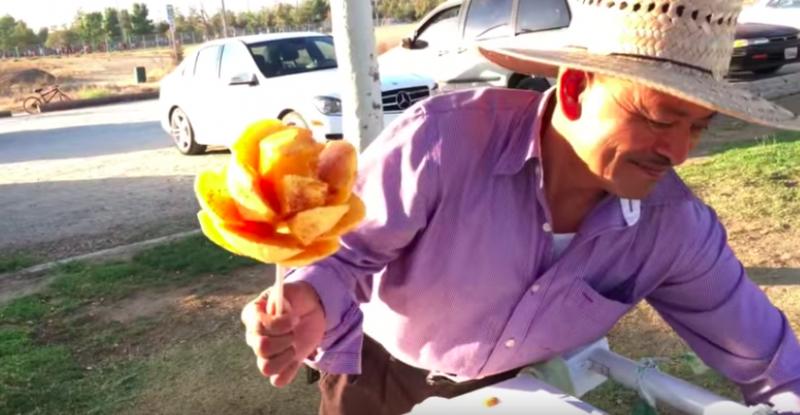 巧手小販「把芒果削成一朵花」刀法好俐落！完工後「灑上神祕紅粉」美得讓人捨不得吃掉～ 
