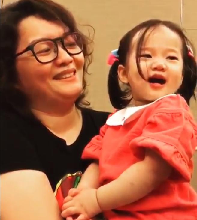就是不叫媽媽！隋棠女兒奶音「狂喊阿嬤」超萌　原來背後「有個人在聲控她」笑翻所有人XD 