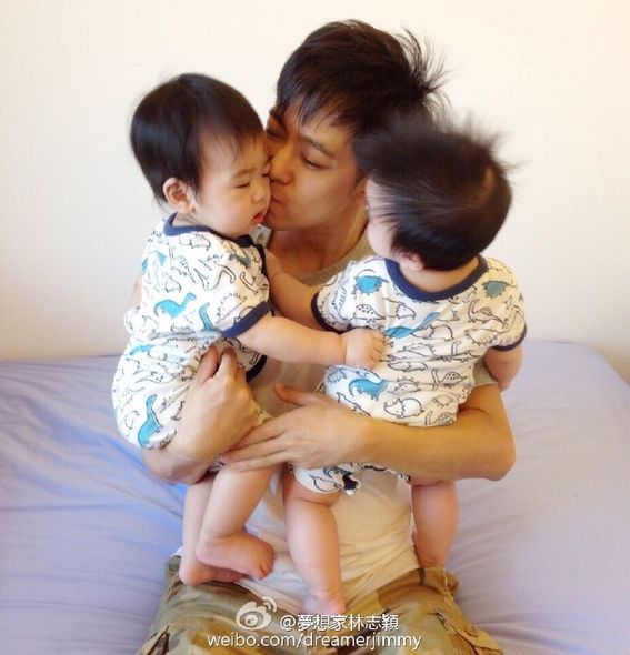 林志穎麼兒「搶著鞠躬」要食物　哥哥看了「超爆笑模仿」大家都被萌暈啦 
