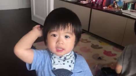 林志穎麼兒「搶著鞠躬」要食物　哥哥看了「超爆笑模仿」大家都被萌暈啦 