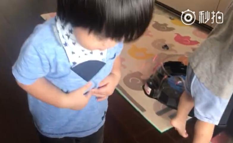 林志穎麼兒「搶著鞠躬」要食物　哥哥看了「超爆笑模仿」大家都被萌暈啦 