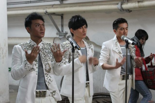 吳奇隆忍淚獻唱離別曲送陳志朋當兵，唱到一半轉頭發現「超大驚喜」瞬間哭成淚人兒！ 