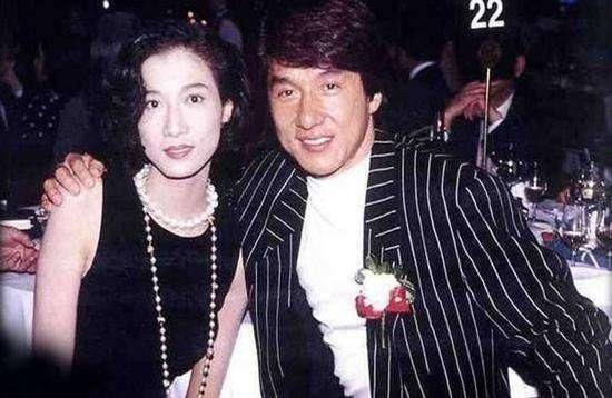 林鳳嬌當年生下房祖名，在爸爸那欄填了三個字，網友看了佩服她，難怪成龍不動搖這場婚姻！