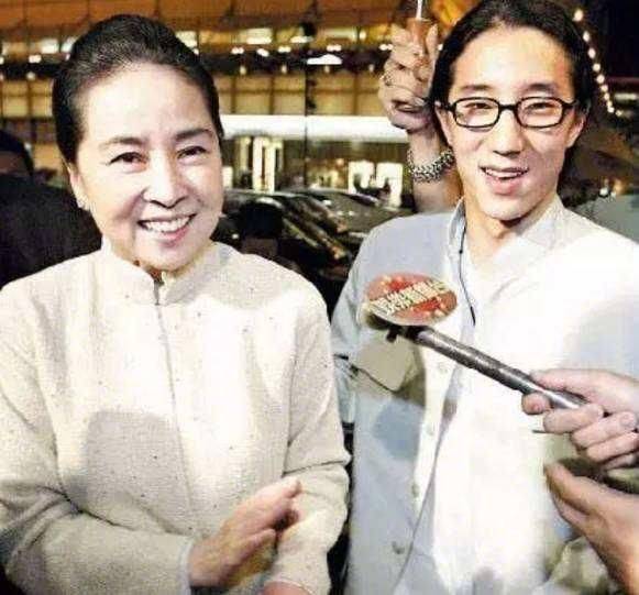 林鳳嬌當年生下房祖名，在爸爸那欄填了三個字，網友看了佩服她，難怪成龍不動搖這場婚姻！