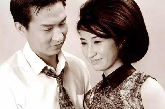 她當年是「香港第一美女」卻嫁給跑龍套的，如今丈夫成影帝「53歲的她素顏」竟美成這樣！