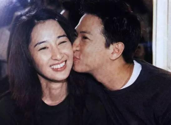 她當年是「香港第一美女」卻嫁給跑龍套的，如今丈夫成影帝「53歲的她素顏」竟美成這樣！