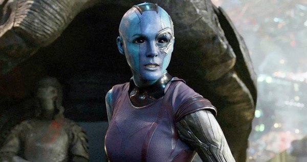 《復仇者聯盟》涅布拉卸下藍色外星妝超正！為戲剃光頭「本尊是紅髮甜美正妹」影迷全戀愛！