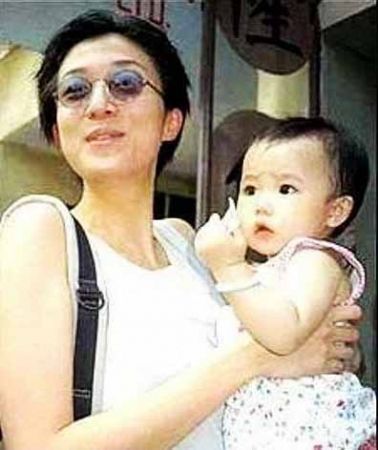 成龍鬆口想要認回小龍女？卻因為這個原因直接放棄不認！現在卻漠回應五個字令人心寒！