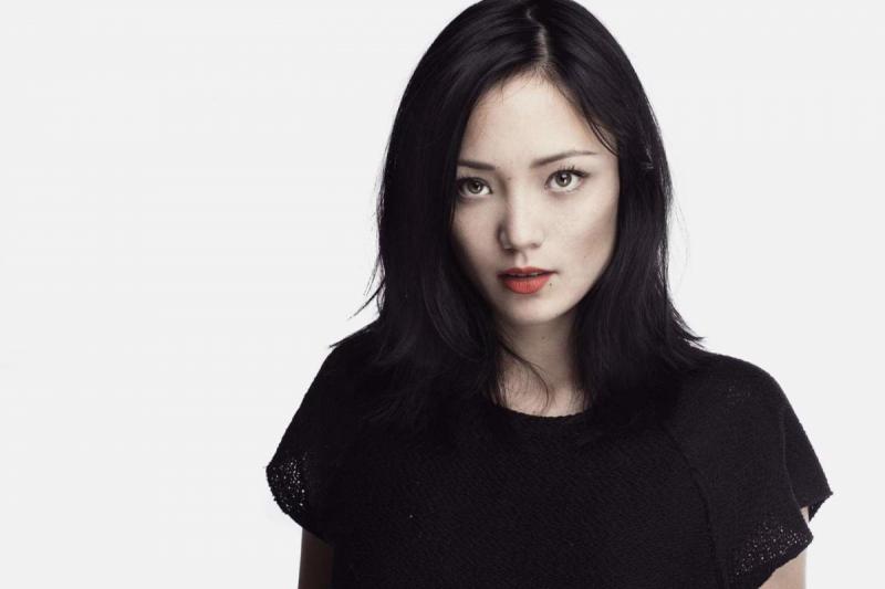 她是《復聯3》最討喜的螳螂女！卸妝後「一張3國混血美臉」驚艷全世界，但呆萌笑容的背後卻藏著悲慘故事..