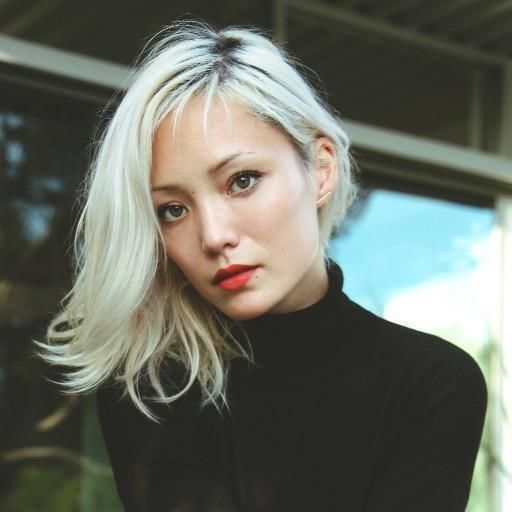 她是《復聯3》最討喜的螳螂女！卸妝後「一張3國混血美臉」驚艷全世界，但呆萌笑容的背後卻藏著悲慘故事..
