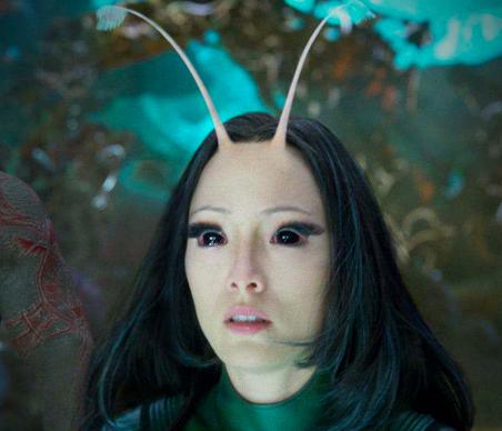 她是《復聯3》最討喜的螳螂女！卸妝後「一張3國混血美臉」驚艷全世界，但呆萌笑容的背後卻藏著悲慘故事..