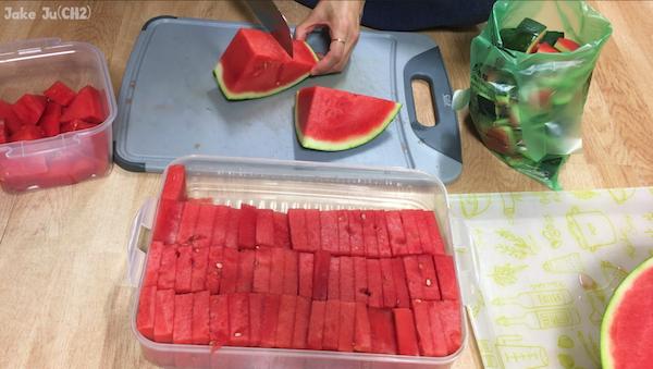 學到了！　快手把西瓜「切成上百片」　一整箱帶出去享用超方便 