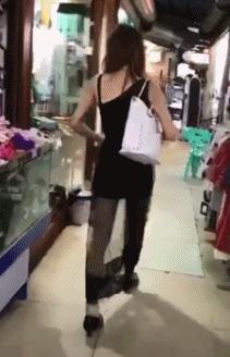 搞笑GIF圖：妹子妳當街整理自己的短裙，看錯的人還以為妳要幹什麼！