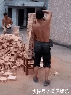 搞笑GIF圖：妹子妳當街整理自己的短裙，看錯的人還以為妳要幹什麼！